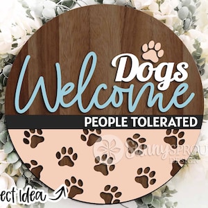 Cartello "Cani benvenuti, persone tollerate", appendino rotondo per porta in formato SVG, download digitale, file di taglio Cricut, file laser Glowforge, SVG per amanti dei cani