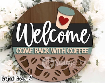 Peut inclure: Une pancarte de bienvenue avec une tasse de café et des grains de café. La pancarte est en bois et arbore un schéma de couleurs noir, brun et vert. Le texte sur la pancarte est "Welcome Come Back With Coffee".