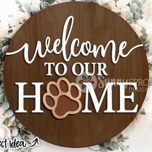 Signe d'impression de patte Bienvenue dans notre maison, téléchargement numérique, svg d'accroche-porte rond, fichier laser Glowforge, Cricut, décoration animal chien chat, svg de bienvenue