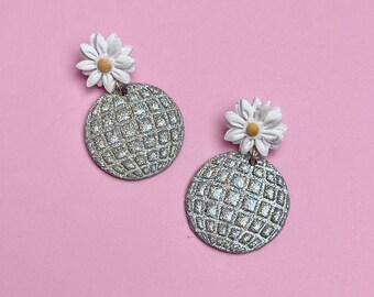 CULTURE POPULAIRE | Boucles d'oreilles en pâte polymère d'inspiration disco Daisy Swiftie