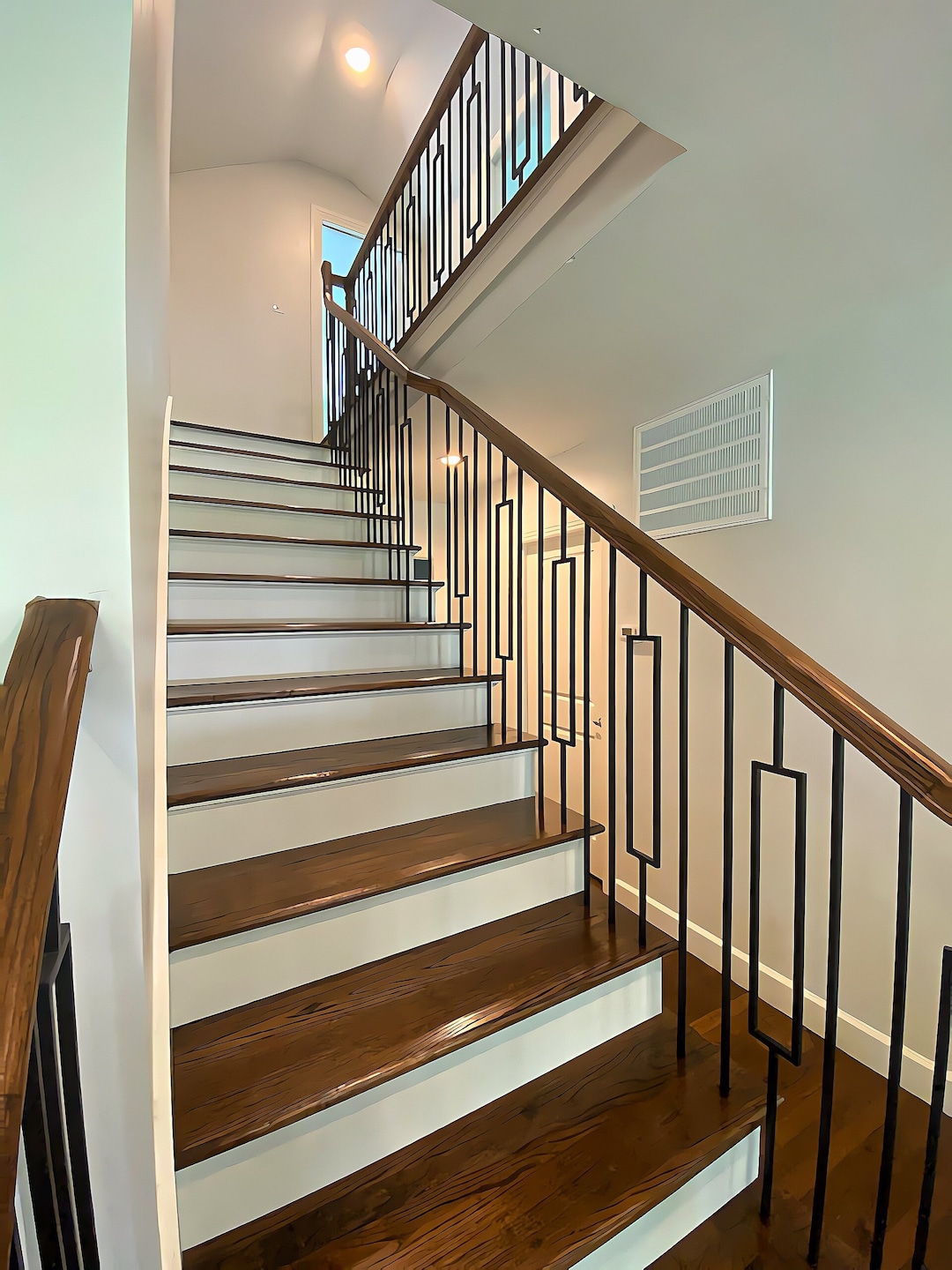 High Quality Modern Metal Spindles for Stairs Iron Stair Balusters Stair Railing Accessories