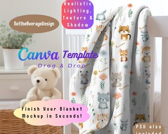 Könnte beinhalten: Eine weiße Babydecke mit einem bunten Muster aus Tieren, Blumen und Blättern. Die Decke ist über ein weißes Babybett gelegt und hat den Text "Your Name" wiederholt im Muster. Die Decke ist eine Canva-Vorlage und kann mit Ihrem eigenen Text und Ihren eigenen Bildern angepasst werden.