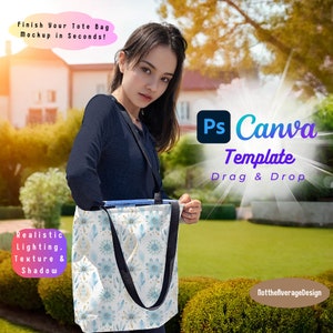 Puede incluir: Una mujer sostiene una bolsa de tela blanca con un estampado floral azul. La bolsa tiene correas negras y una franja azul y blanca en la parte superior. El texto "Ps Canva Template Drag & Drop" está en el fondo. El texto "Realistic Lighting, Texture & Shadow" está en la esquina inferior izquierda. El texto "NottheAverageDesign" está en la esquina inferior derecha.