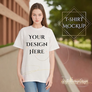 Könnte beinhalten: Weißes T-Shirt-Mockup mit dem Text "YOUR DESIGN HERE" auf der Vorderseite. Das T-Shirt wird von einer Person getragen, die vor einem verschwommenen Hintergrund steht.