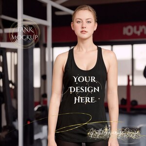 Può includere: Un top nero a spalline con la scritta "YOUR DESIGN HERE" in lettere bianche. Il top è indossato da una persona in una palestra.