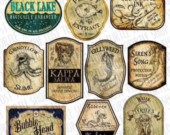 Op de afbeelding: Negen vintage-stijl etiketten voor drankflesjes met illustraties van mythische wezens en tekst. De etiketten zijn gedrukt op een perkament-achtige achtergrond met zwarte en bruine accenten. De etiketten bevatten namen zoals "Black Lake", "Kappa Saliva", "Gillyweed", "Siren's Song", "Bubble-Head Potion", "Essence of Kelpie", en "Water from Myrtles Toilet".