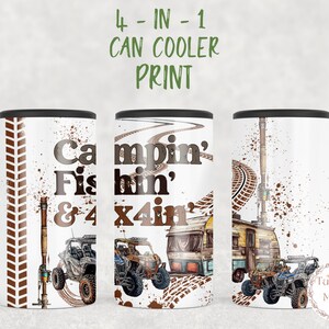 Puede incluir: Diseño de impresión para enfriador de latas cuatro en uno con fondo blanco, huellas de neumáticos marrones, una caña de pescar, una caravana y dos quads. El texto "Campin' Fishin' & 4x4in'" está impreso en el diseño.