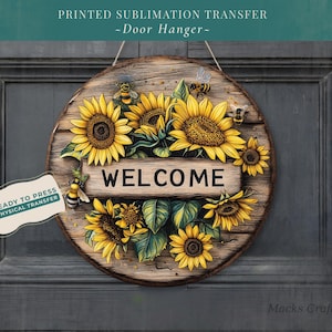 Puede incluir: Un letrero de puerta redondo de madera con un diseño de girasoles y la palabra "WELCOME" en blanco. El diseño incluye girasoles amarillos, hojas verdes y abejas. El texto "PRINTED SUBLIMATION TRANSFER - Door Hanger -" está en la parte superior.