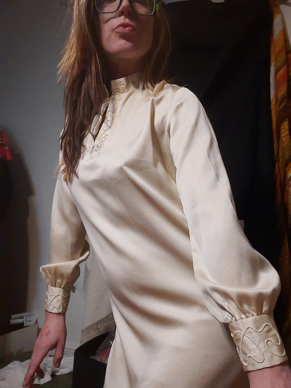 Mod 1960's minimalist Wedding dress w/ embroidered