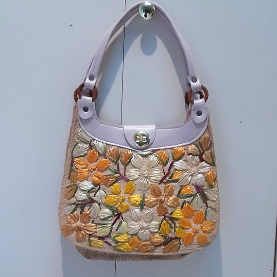 1960's woven straw bag w/ hinge & raffia flowers