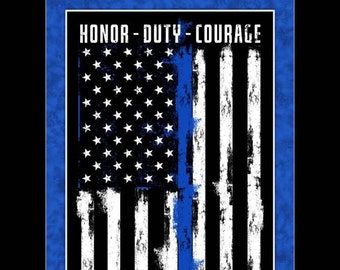 Peut inclure: Un drapeau américain vieilli avec une ligne bleue, des étoiles blanches et des rayures blanches et noires. Les mots "HONOR - DUTY - COURAGE" sont imprimés en haut. L'image est encadrée en bleu et blanc.