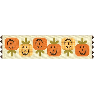 Peut inclure: Un chemin de table en patchwork avec une rangée de citrouilles orange et jaunes en forme de jack-o'-lantern avec des visages souriants noirs.