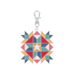 Peut inclure: Un porte-clés argenté avec un motif géométrique coloré. Le motif présente une étoile au centre et est entouré de triangles dans des tons de rouge, bleu, jaune et vert.