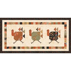 Peut inclure: Une courtepointe rectangulaire avec trois dindons stylisés. Chaque dindon a un corps à motifs différents, avec des motifs orange, vert et noir. La courtepointe a un fond crème avec une bordure à motifs aux couleurs d'automne.