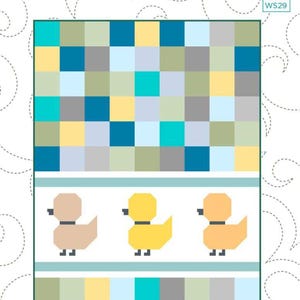Peut inclure: Un patron de quilt avec le texte "Duckling, Duckling, Go" et "Taille du quilt fini : 91 cm x 135 cm". Le motif présente un patchwork bleu, jaune et gris, avec trois illustrations de canards. Le motif est WS29.