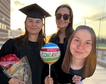 Recorte de cara personalizado en un palo: accesorio fotográfico para fiesta de graduación