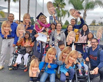 Recortes de cabezas grandes de graduación 2026: Caras personalizadas en palitos para decorar fiestas