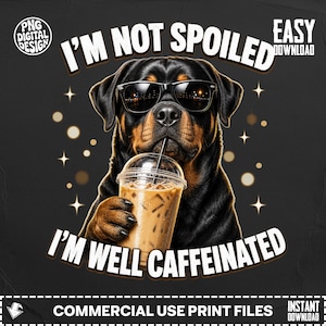 Op de afbeelding: Digitaal ontwerp met een Rottweiler met zonnebril en een ijskoffie. De tekst luidt "I'M NOT SPOILED I'M WELL CAFFEINATED". Het ontwerp bevat sterren en cirkels, met "EASY DOWNLOAD" zichtbaar.
