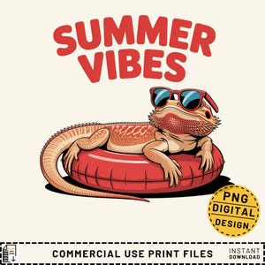 Può includere: Design digitale con un drago barbuto dei cartoni animati con occhiali da sole e che si rilassa su un anello gonfiabile rosso. Il testo "SUMMER VIBES" è in rosso sopra la lucertola. Un cerchio giallo con "PNG DIGITAL DESIGN" è a destra.