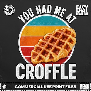 Könnte beinhalten: Ein digitales Grafikdesign mit einem goldbraunen Croffle, zentriert über einem kreisförmigen Sonnenuntergangsmotiv mit horizontalen Streifen in Türkis, Orange und Rot. Der Text lautet YOU HAD ME AT CROFFLE, mit PNG DIGITAL DESIGN.