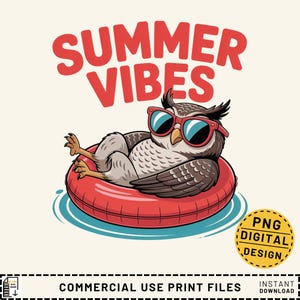Könnte beinhalten: Ein Cartoon-Eule mit Sonnenbrille, die sich in einem roten Schwimmreifen entspannt. Das Bild hat den Text "SUMMER VIBES" in Rot über der Eule. Das Bild enthält auch den Text "PNG DIGITAL DESIGN" und "COMMERCIAL USE PRINT FILES".