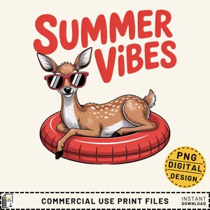 Puede incluir: Diseño digital de un ciervo de dibujos animados con gafas de sol, tumbado en una cámara de aire roja. El texto "SUMMER VIBES" está en letras rojas sobre el ciervo. Incluye una insignia de "PNG DIGITAL DESIGN".