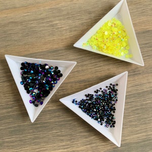 Triangle White Plastic Sorting Trays For Rhinestones, Beads, Charms, Crafts, Jewelry, Blinging