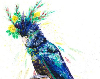 Puede incluir: Pintura a la acuarela de una cacatúa negra posada en un poste de madera. El ave presenta tonos azules, verdes y amarillos, con un adorno en la cabeza. La obra de arte está sobre un fondo blanco.