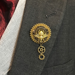 Mens Lapel pin Unique/ Honey Bee Boutonnière/ Brooch Pin For Men/ Lapel Pin/ Brooch For Men/ Men&#39;s Suit Accessories/ Steampunk Bout