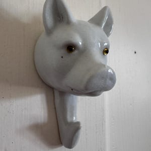 Par de ganchos de pared con forma de delantal de bulldog francés o cerdo de estilo vintage con ojos de cristal. imagen 16