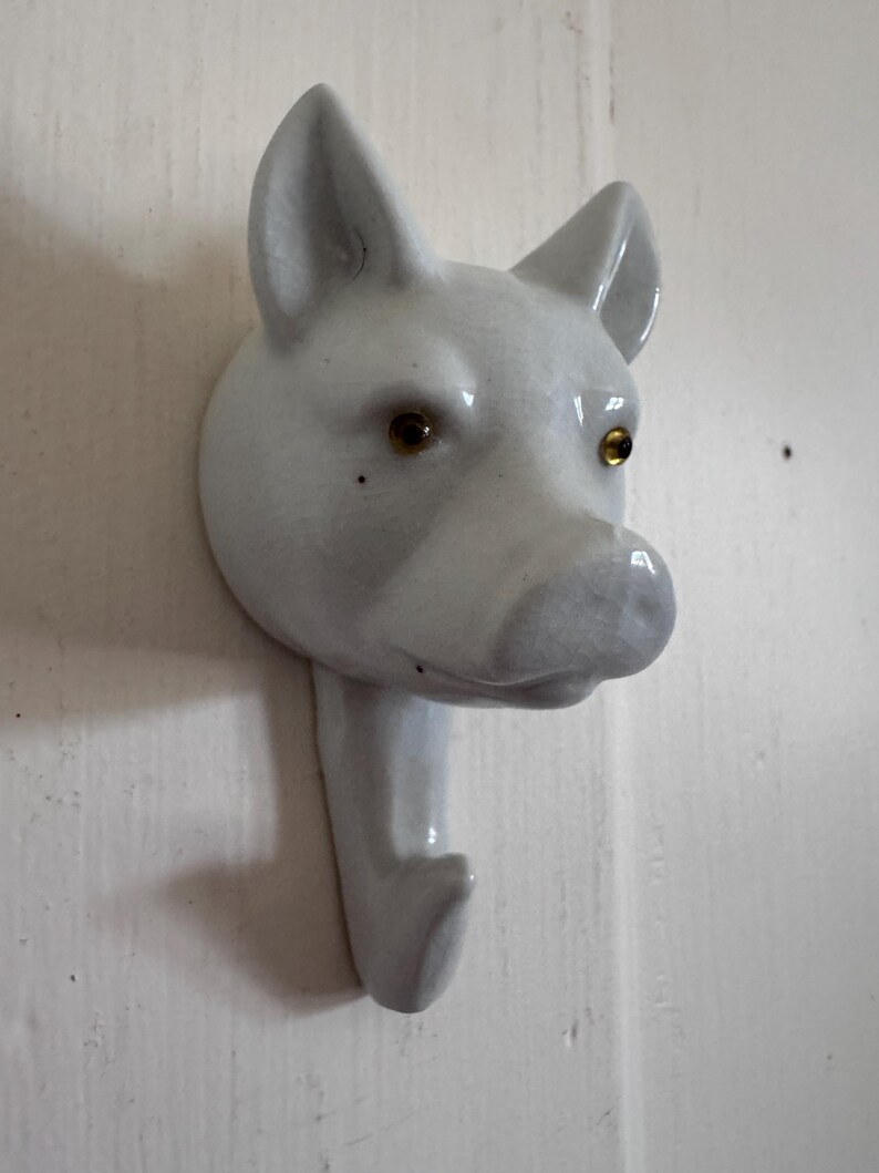 Par de ganchos de pared con forma de delantal de bulldog francés o cerdo de estilo vintage con ojos de cristal. imagen 16