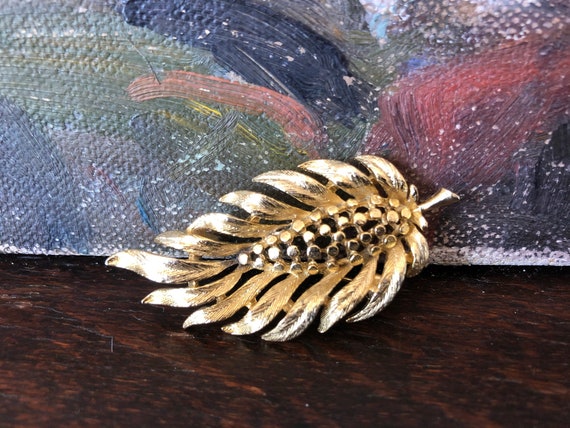 Vintage Lisner Gold Tone Sunflower Brooch Vintage… - image 1