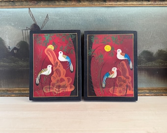Par de pinturas de arte popular de Diaz de mediados del siglo XX, tituladas "Pájaros bajo la luna". Sin marco.
