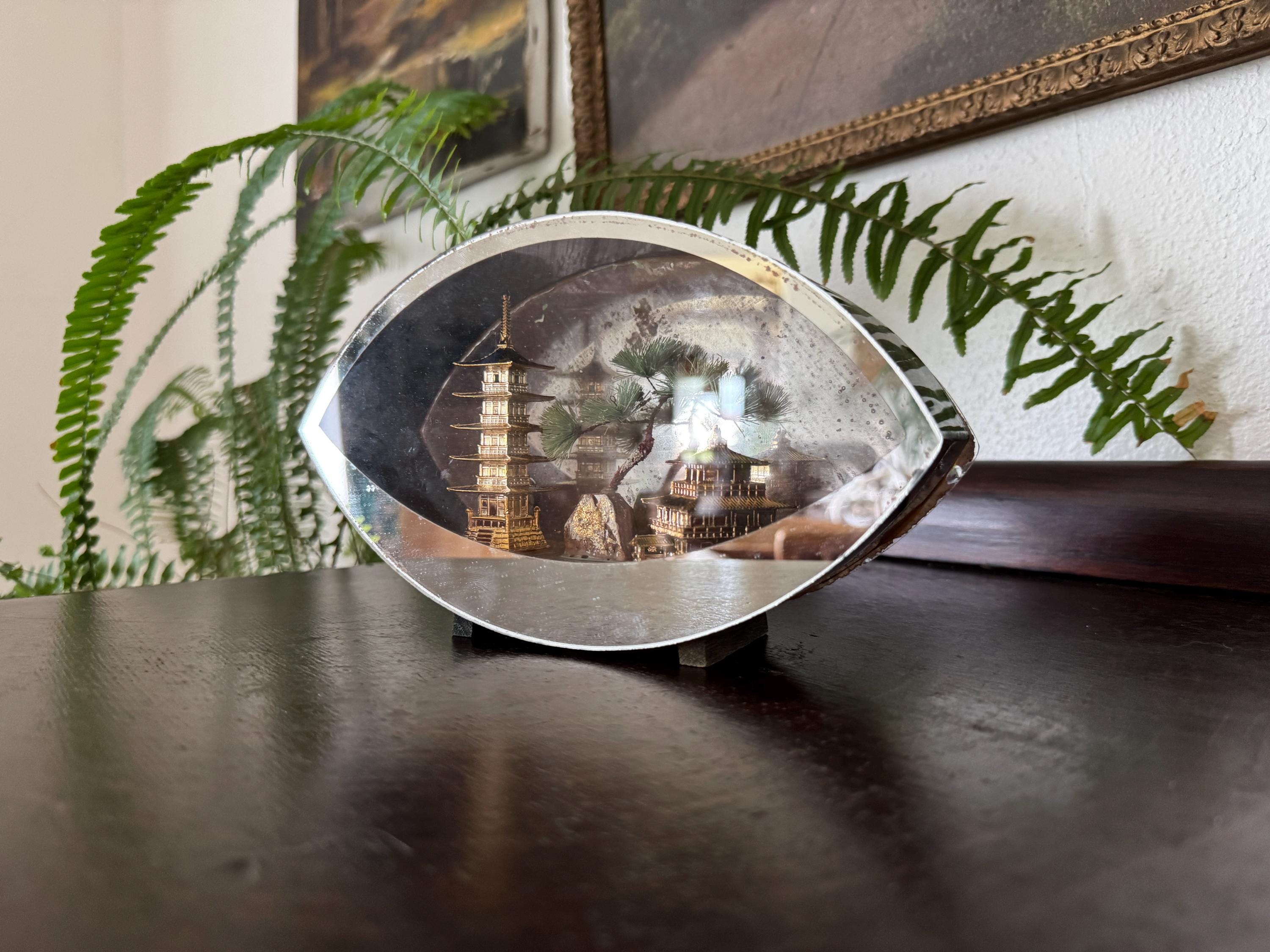 ✅3D シャドーボックス キムジャコブス ガラス面 立体アート インテリア✅ Vintage Mirrored Pagoda Diorama: Footed Japanese Shadow Box - Etsy