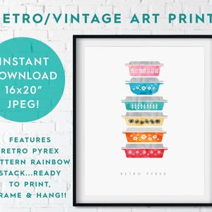 Może przedstawiać: Cyfrowy wydruk artystyczny przedstawiający stos sześciu vintage naczyń do pieczenia Pyrex w tęczy kolorów z kwiatowymi wzorami. Wydruk nosi tytuł "Retro Pyrex" i jest dostępny do natychmiastowego pobrania w formacie JPEG 16x20 cali.