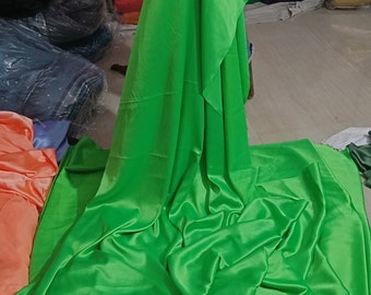 オウムグリーンカラーのシルクサテン生地 - ブライダルウェディングドレス用の最高品質のポリサテン生地 - ヤードバイザシャルムーズガウン生地