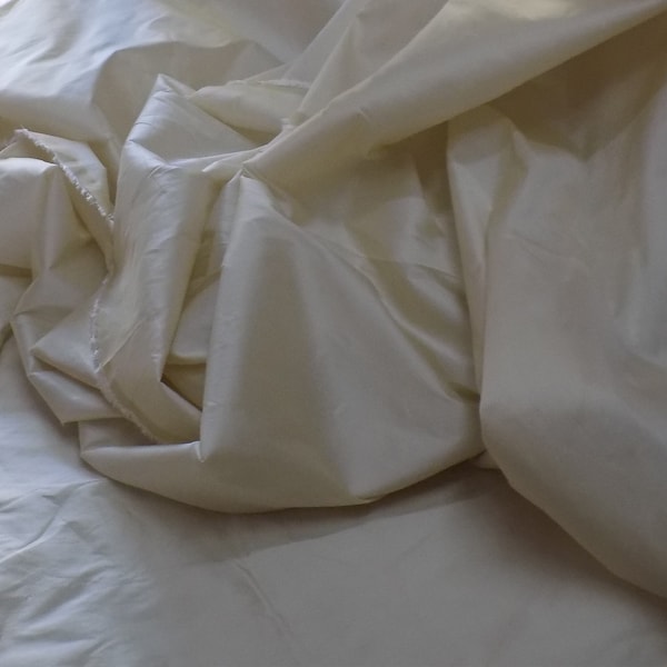 Tissu taffetas de soie ivoire, soie taffeta unie, tissu de soie taffeta, tissu taffeta léger, tissu de soie par cour, tissu de soie taffeta