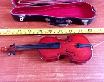 Recuerdo vintage: instrumento de cuerda, violín. Instrumento de concierto. Violín. Recuerdo musical antiguo.