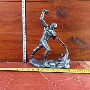 Sowjetische Vintage-Figur des Bildhauers Wutschetsch: „Lasst uns das Schwert zu einem Pflug schmieden“. Militärische Skulptur. Antike Figur.