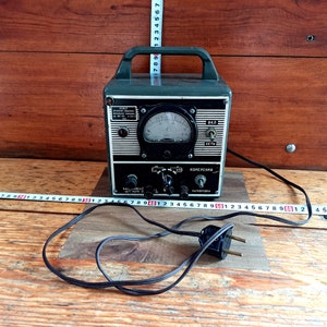 Vintage radiozender in draagbare versie - &quot;IL-58&quot; 1961. Legeruitrusting en -instrumenten uit de Koude Oorlog.