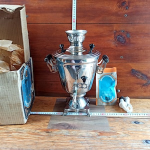 samovar électrique vintage « Vase » provenant d&#39;URSS du milieu du XXe siècle. Samovars électriques. Cadeau antique.