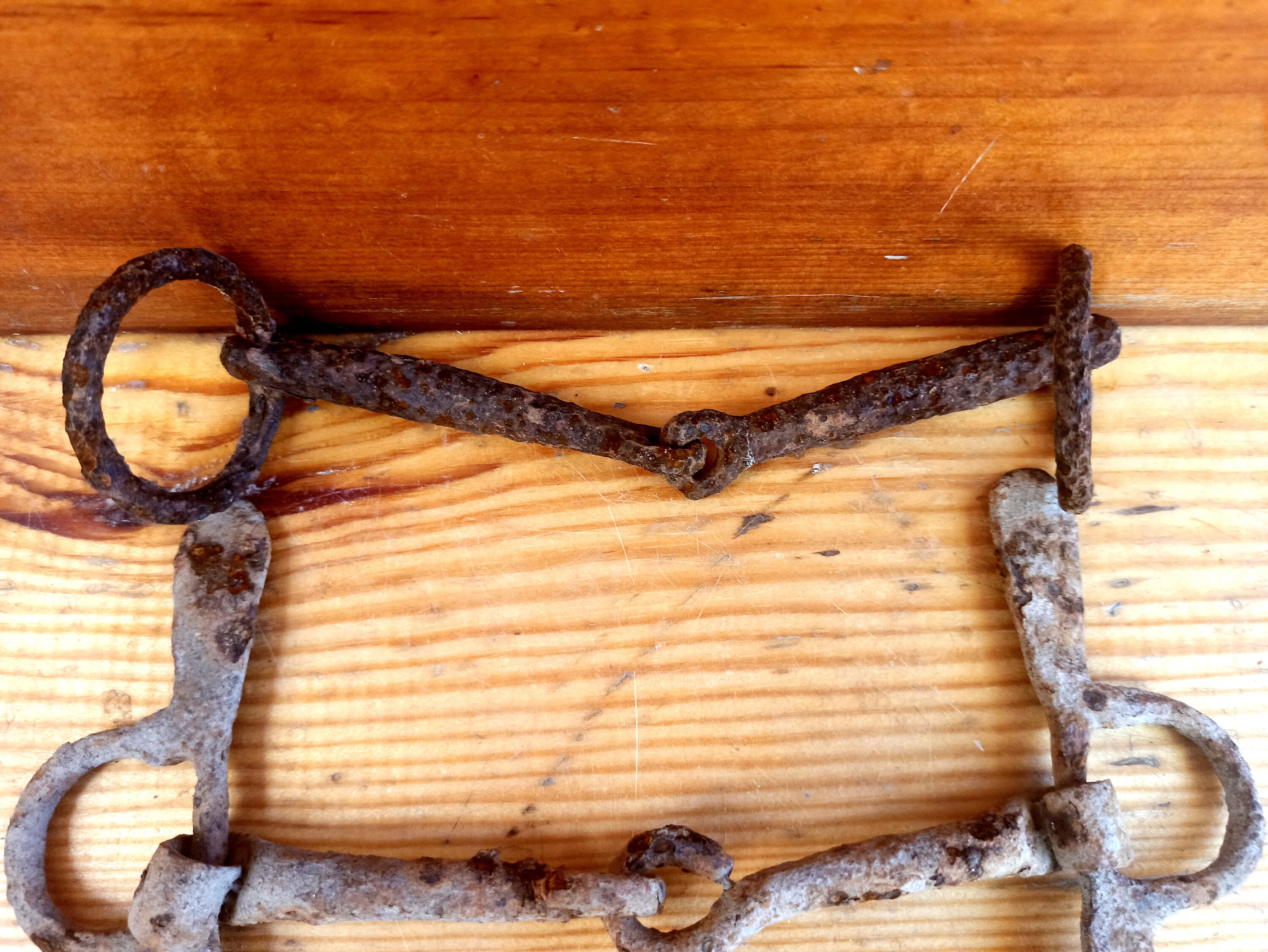 18世紀から19世紀にかけてのアンティークな鍛造馬勒。馬具。馬。馬具