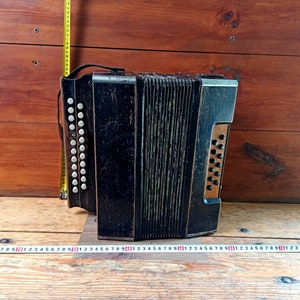Un vecchio strumento musicale - un'armonica degli anni '40 del XX secolo. Strumenti musicali popolari. Armonica russa.