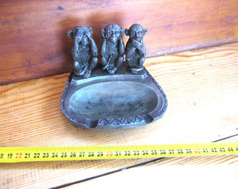 Vintage bronze ashtray - &quot;Wise Monkeys&quot;. Old ashtray “I don’t see anything”, “I don’t hear anything”, “I won’t say anything”. Ashtrays.