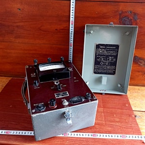 Vintage militaire megohmmeter uit de Koude Oorlog. Legerapparaat. Militair apparaat. Meetinstrument. Megahmmeters.
