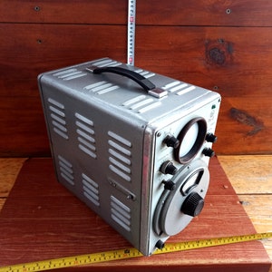 Vintage legeroscilloscoop TUK-3 uit de Koude Oorlog. Legerapparaat. Professionele radio-elektronische apparatuur. Militair apparaat.