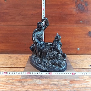 Figurine vintage - « Un paysan joue aux cartes avec le diable ». Cadeau antique. Figurines. Sculpture. Jeu de cartes. Fonte kasli en métal.