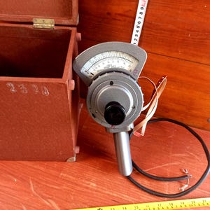 Vintage koude oorlog leger apparaat optische pyrometer OPPIR-017. Militair apparaat. Legeruitrusting. Legeruitrusting.