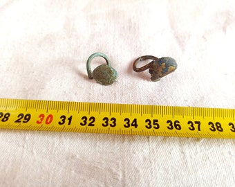 Oude vrouwelijke bronzen sieraden van de Scythen - oorbellen III eeuw na Christus. Historisch artefact. Antiek cadeau. Antieke decoratie.