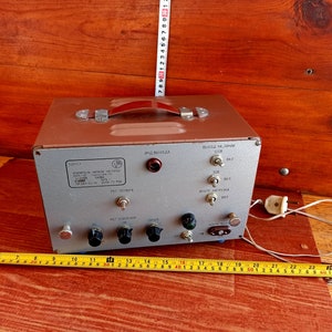 Vintage militaire laagfrequente versterker uit de Koude Oorlog. Legerapparaat. Professionele radio-elektronische apparatuur. Militair apparaat.